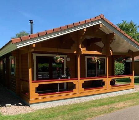 2 Bedroom Fins Chalet Gramsbergen Bagian luar foto